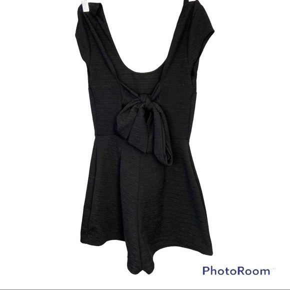 Urban Outfitters Black Shorts Romper BOW Tie Open Back Scoop Neck Cap Sleeve - Picture 3 of 5